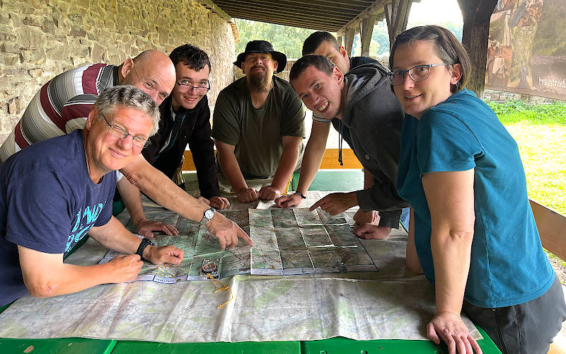 Bushcraft Wesertal - 2021 - Lageplan-Besprechung in der Waldh&uuml;tte