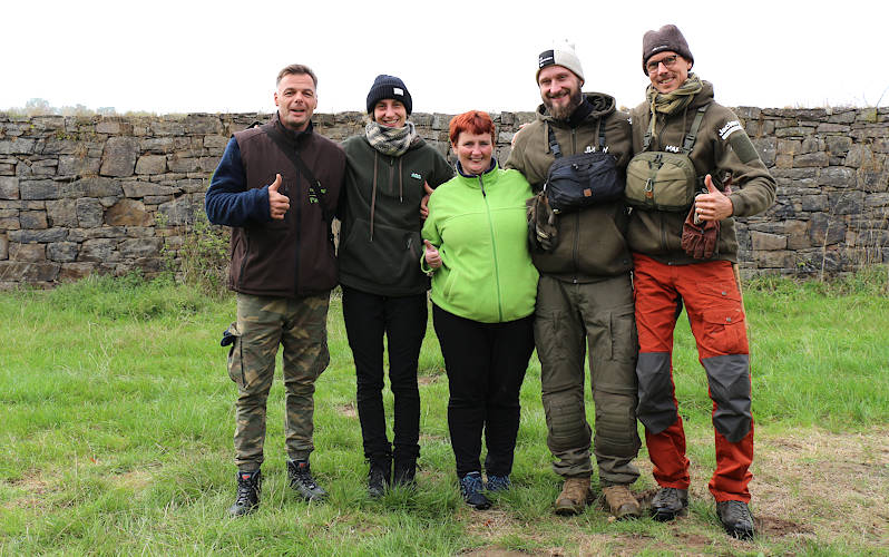Bushcraft Wesertal - 2022 - Bushcraftgruppe vor einer Natursteinmauer