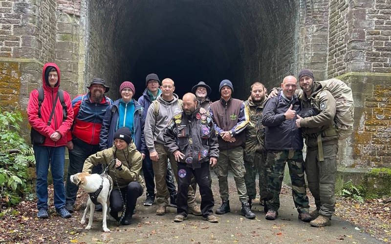 Bushcraft Wesertal - 2022 - Bushcraft Teilnehmergruppe vor einem Tunnel